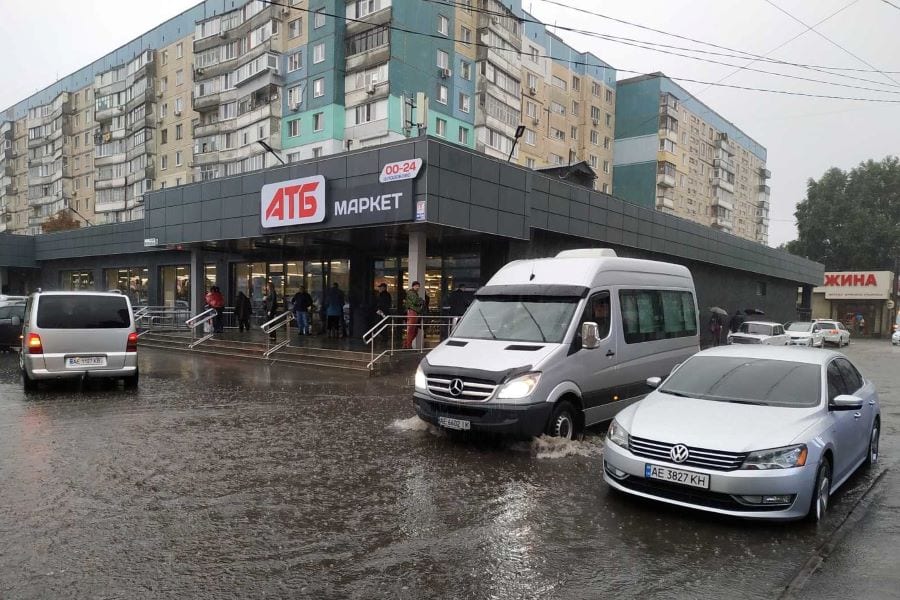 Дождевой апокалипсис в Днепре: тонут улицы, дворы и машины. Новости Днепра