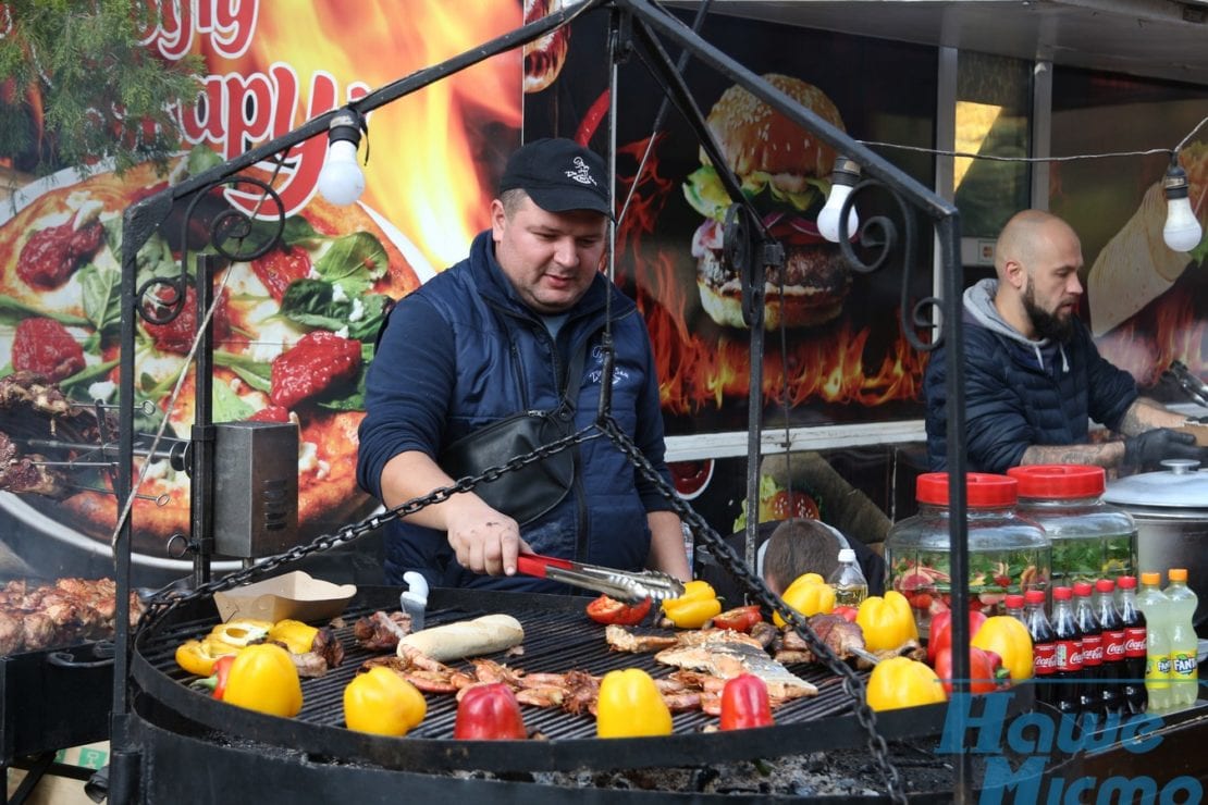 Как в Днепре в парке Шевченко горожан сыром и сладостями кормили (ФОТОРЕПОРТАЖ). Новости Днепра