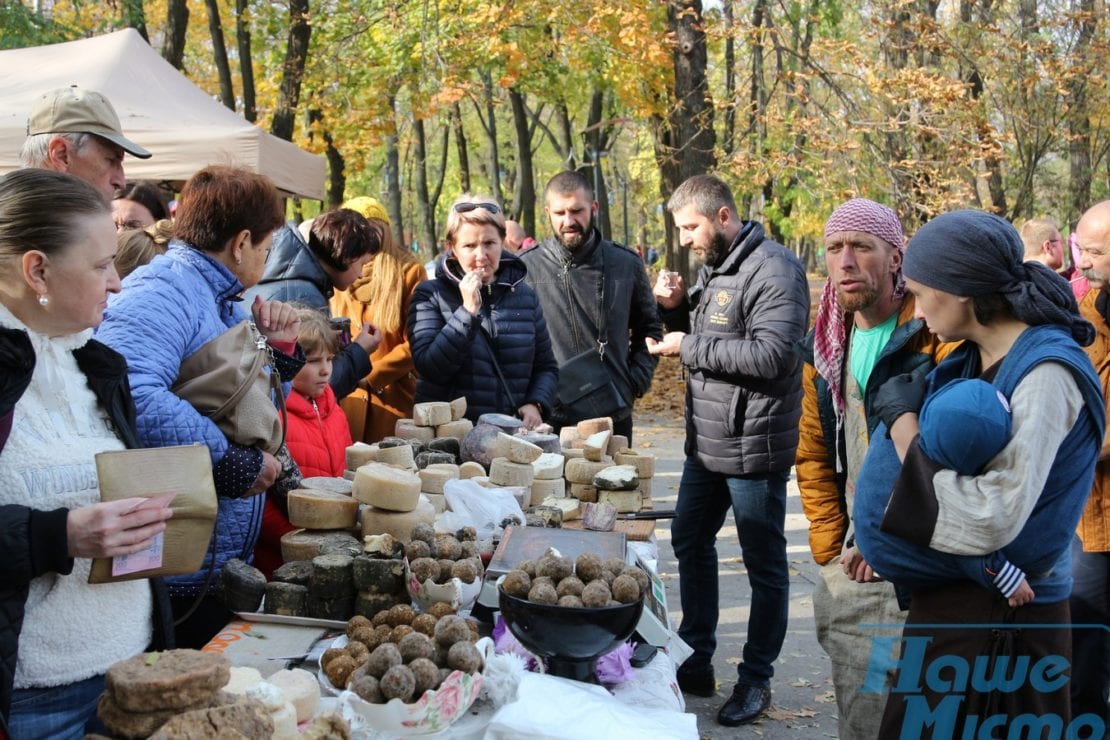 Как в Днепре в парке Шевченко горожан сыром и сладостями кормили (ФОТОРЕПОРТАЖ). Новости Днепра