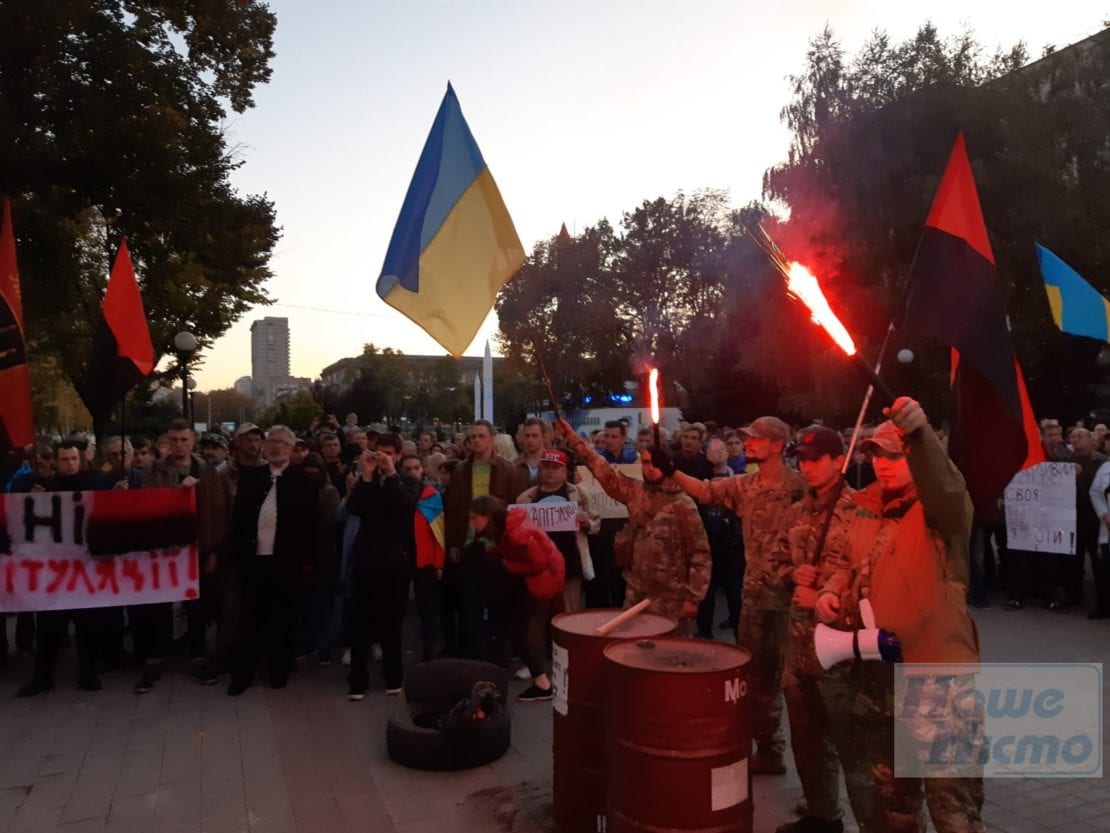 В Днепре возле облгосадминистрации толпа людей и жгут файеры: что происходит (Фото). Новости Днепра