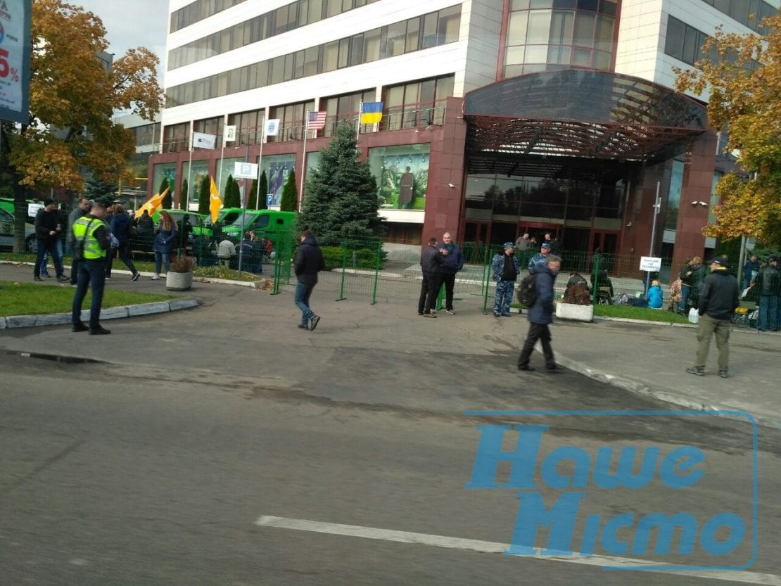 В Днепре Приватбанк по-прежнему "оккупирован" (Фото). Новости Днепра