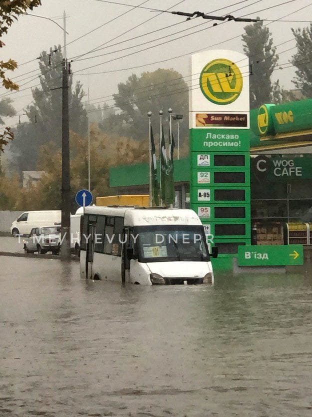 В Днепре потоп на ж/м Тополь: движение транспорта парализовано (Фото). Новости Днепра