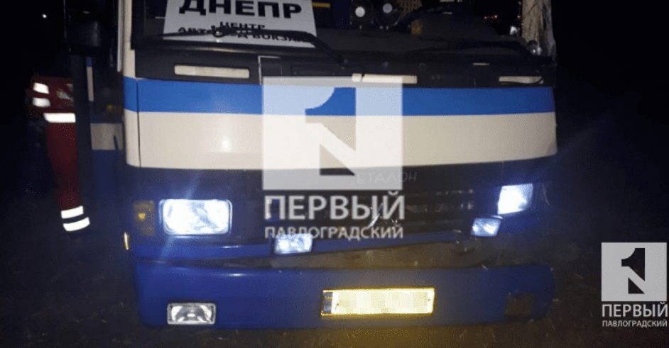 Под Днепром произошла авария: рейсовый автобус выбросило в кювет. Новости Днепра