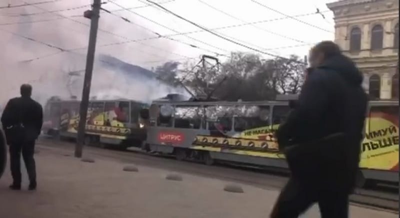 Выскакивали и снимали на телефон: в Днепре возле ЦУМа загорелся трамвай (Фото). Новости Днепра