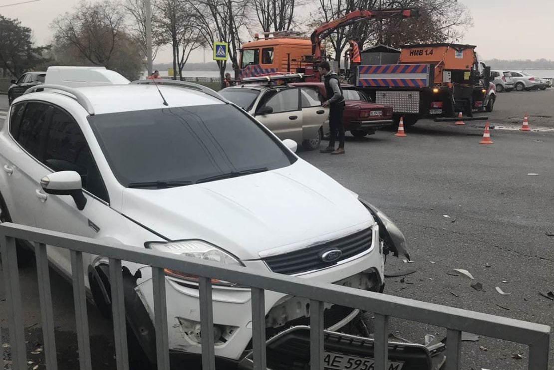 В Днепре тройное ДТП на набережной: движение затруднено в обе стороны (Фото). Новости Днепра