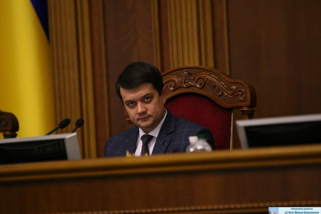 20 ноября Днепр с рабочим визитом посетил глава Верховной Рады Украины Дмитрий Разумков. Об этом передает корреспондент «НМ» со ссылкой на пресс-службу Днепропетровской облгосадминистрации. В Днепр Разумков прилетит, чтобы провести «презентацию аэропорта и ознакомиться с ео дорожной картой». Также он побывает на экскурсии в КБ «Южное» и наградит медицинский персонал в Днепропетровской областной клинической больнице им. Мечникова. Напомним, ранее мы писали, что государственное предприятие «Финансирование инфраструктурных проектов» объявило очередной тендер на разработку проектной документации. Фото: сайт ВР.
