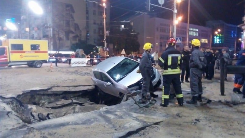 В Киеве коммунальный Армагеддон: автомобили провалились в лужи с кипятком (Фото). Наше місто