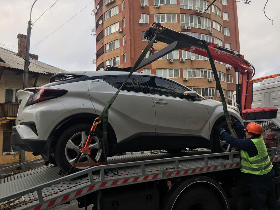 В Днепре из центра массово вывозят дорогие автомобили: что происходит (Фото). Новости Днепра