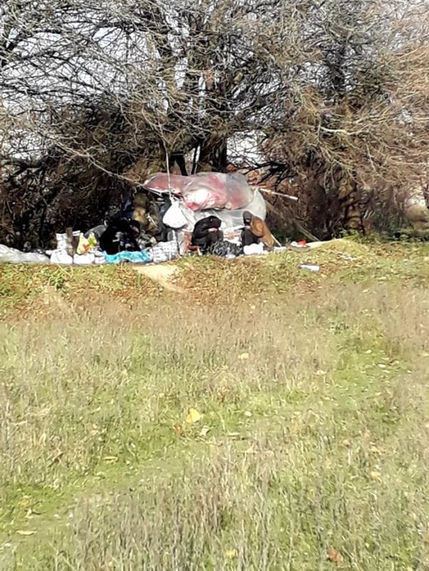 Под Днепром в целофановой хижине на пустыре живёт семья. Новости Днепра