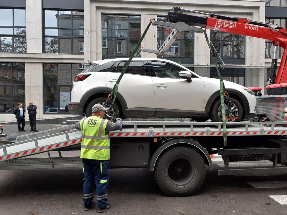 В Днепре из центра массово вывозят дорогие автомобили: что происходит (Фото). Новости Днепра