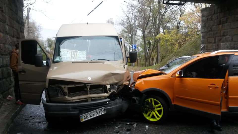 В Днепре девушка на оранжевом кроссовере врезалась в 157-ю маршрутку (Фото). Новости Днепра