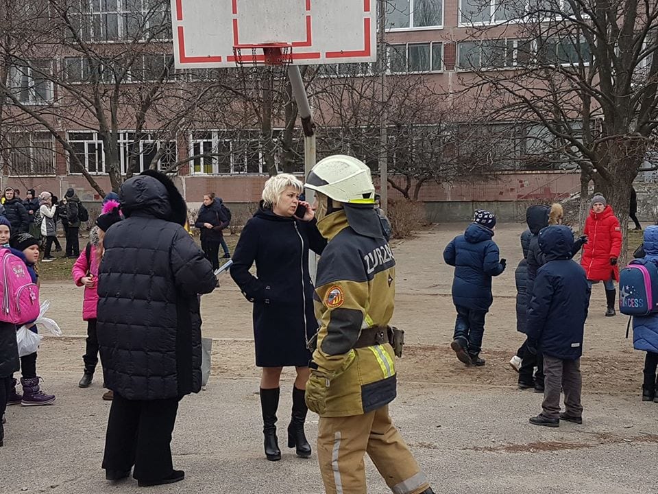 Происшествие Днепр: тысячи эвакуированных школьников на улице