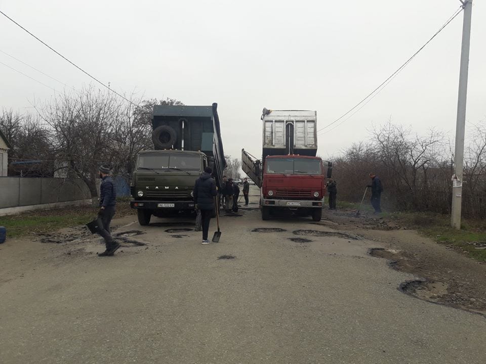 Под Днепром жители сами отремонтировали центральную улицу. Новости Днепра