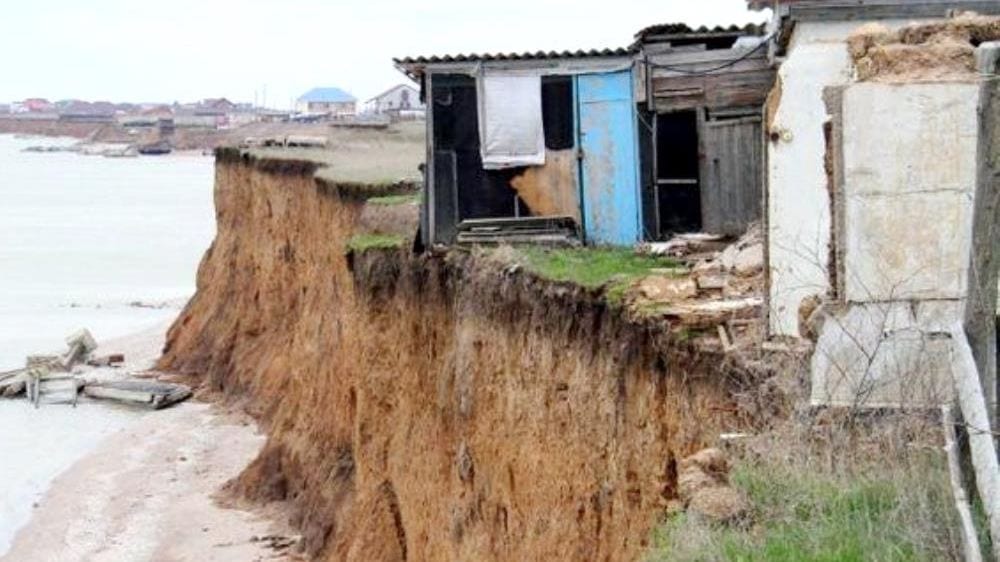 Азовское побережье уходит под воду: земляные обрывы валятся в море. Новости Днепра