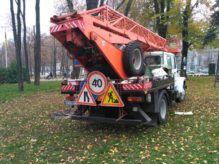 Свято наближається: в Днепре сквер Героев начали украшать к Новому году (Фото). Новости Днепра