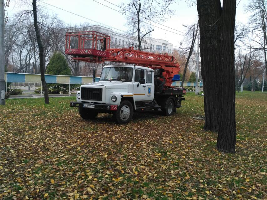 Свято наближається: в Днепре сквер Героев начали украшать к Новому году (Фото). Новости Днепра