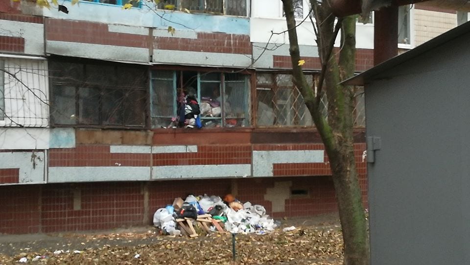 В Днепре на ж/м Тополь-3 с балкона многоэтажки вываливается мусор. Новости Днепра