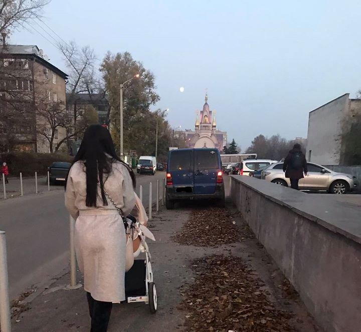 В Днепре возле ДК Металлург на проспекте Калнышевского водитель микро-автобуса припарковался на тротуаре. Передает "НМ" со ссылкой на Днепр оперативный.