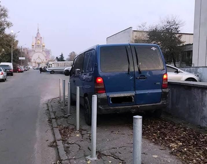 В Днепре возле ДК Металлург на проспекте Калнышевского водитель микро-автобуса припарковался на тротуаре. Передает "НМ" со ссылкой на Днепр оперативный.