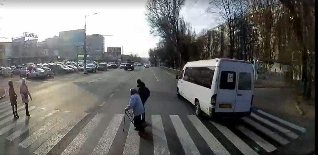 В Днепре школьник перевел бабушку через дорогу. Новости Днепра