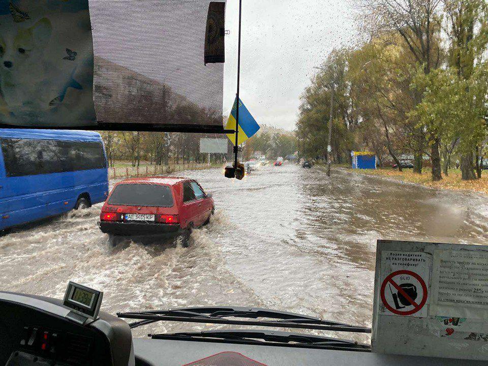 В Днепре из-за ливня перекрыто движение на пр. Героев. Новости Днепра