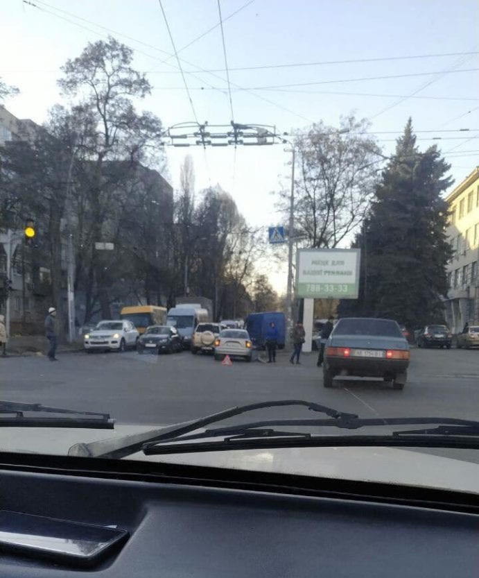 В Днепре авария в районе облвоенкомата: машины ездят по тротуару (Фото). Новости Днепра