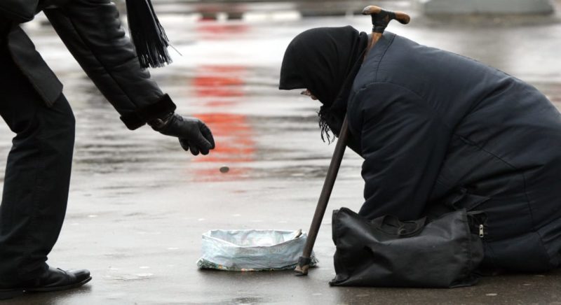 В Запорожье девушка выдавала себя за бабушку-попрошайку