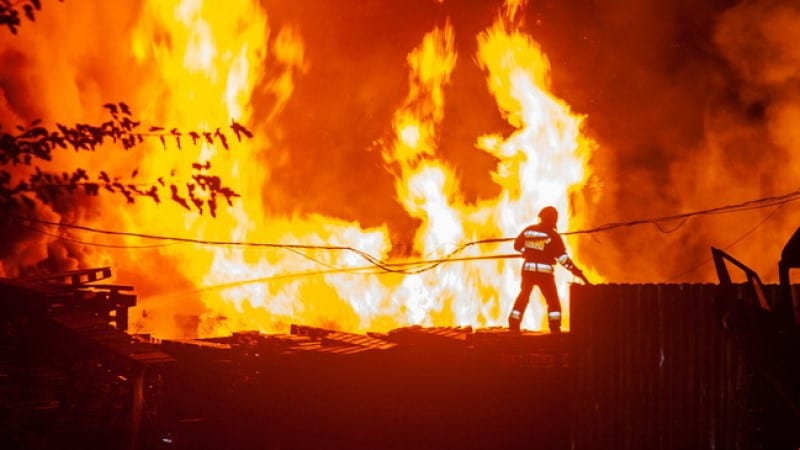 Происшествие Днепр: горит завод в районе по. Поля