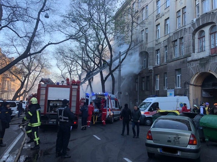 В Одессе сильнейший пожар в колледже (Фото)