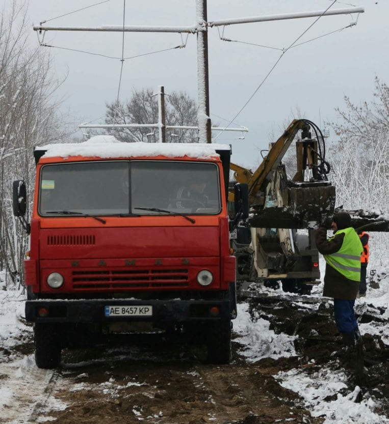 Комунальники Дніпра капітально відремонтували трамвайні колії на вулиці Будівельників. Новости Днепра