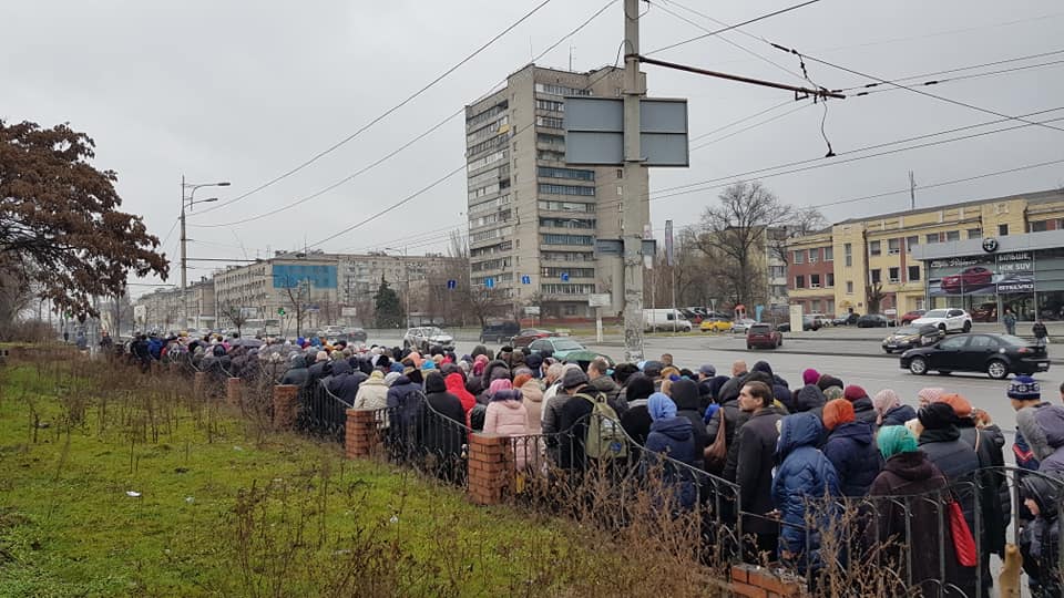 В Днепре выстроилась огромная очередь в церковь. Новости Днепра