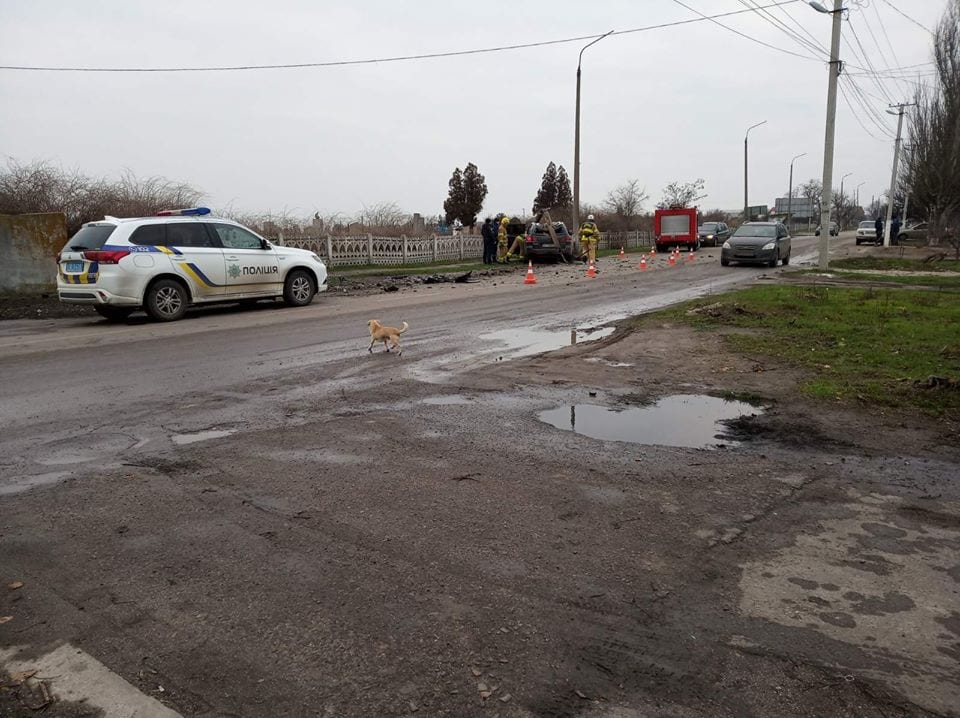 На Азовском курорте джип на большой скорости влетел в кладбищенскую ограду