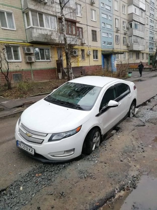 В Днепре автомобиль застрял в асфальте. Новости Днепра