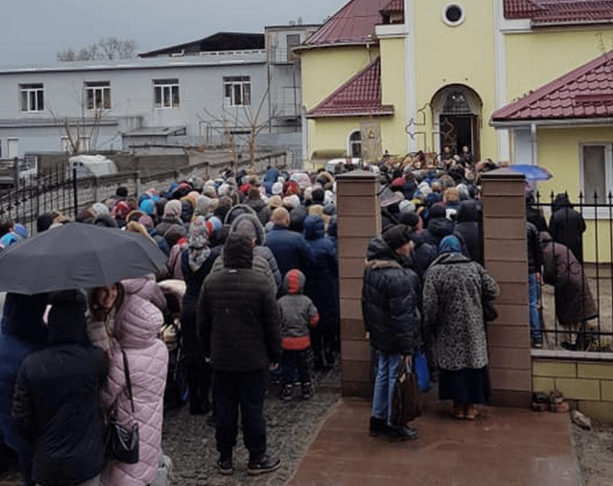 В Днепре выстроилась огромная очередь в церковь. Новости Днепра