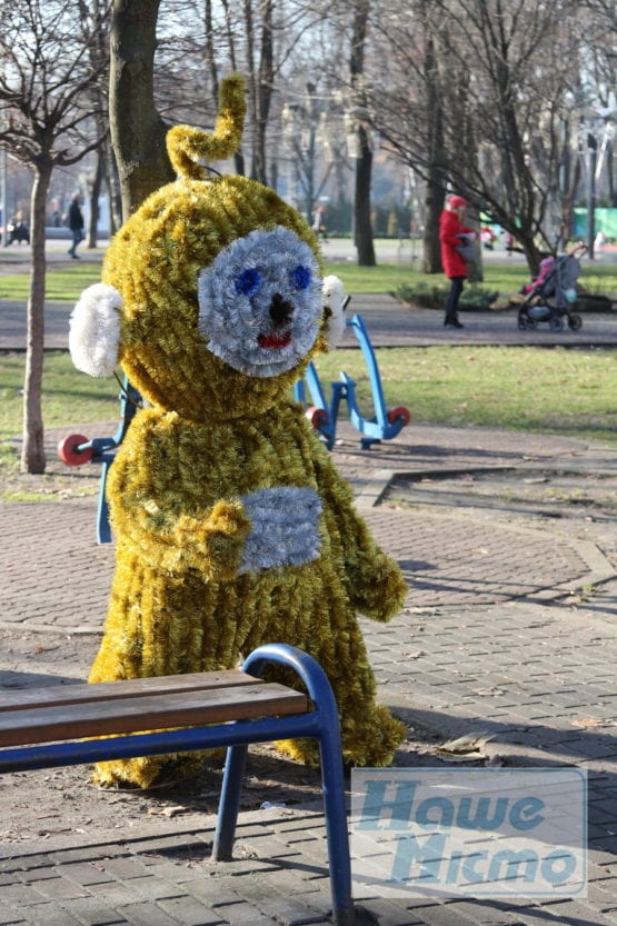 В Днепре в сквере Героев появились сани на дереве и другие чудеса