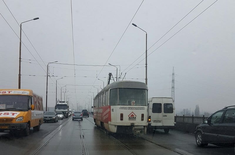 ДТП Днепр: огромная пробка на Амурском мосту