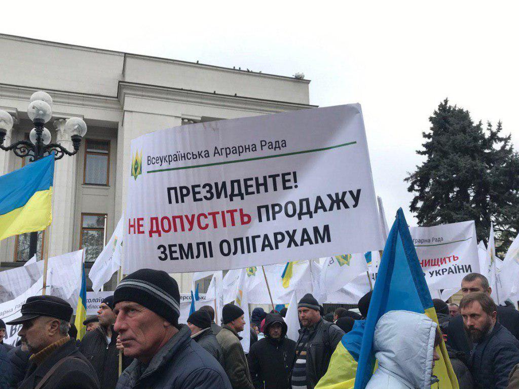 Под Верховной Радой проходит несколько "новогодних" митингов