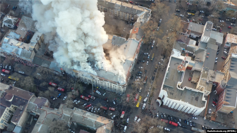 Пожар в Одессе: появилось видео, как люди прыгают с окон на спасателей