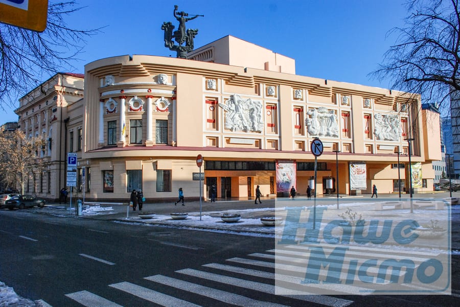 Новогодние елки в театре Шевченко в январе. Новости Днепра