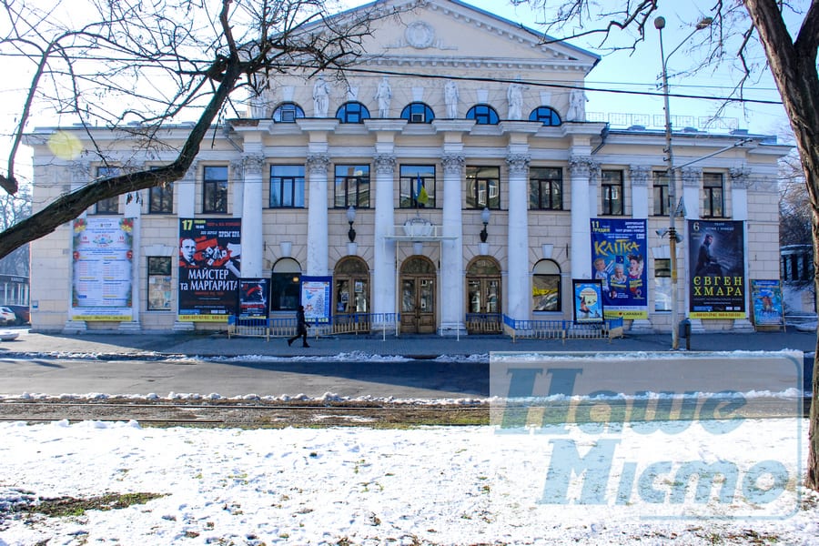 Новогодние елки в Театре драмы и комедии. Новости Днепра