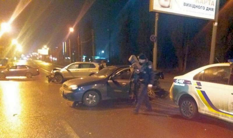 Пьяный водитель врезался в толпу, собравшуюся из-за другой аварии