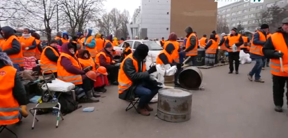 В Днепре митингующие под Приватбанком захватывают новые территории 