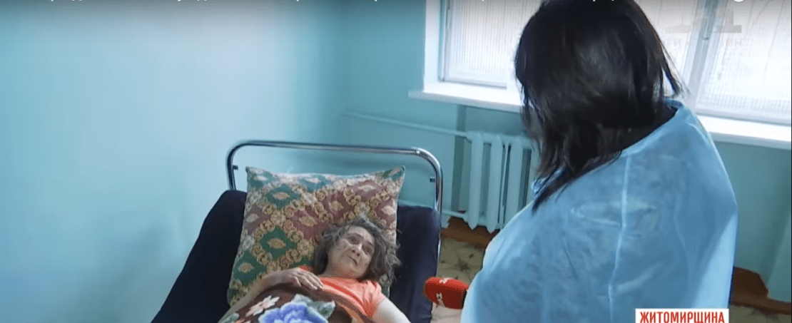 70-летняя женщина полтора суток пролежала в поле в легкой одежде