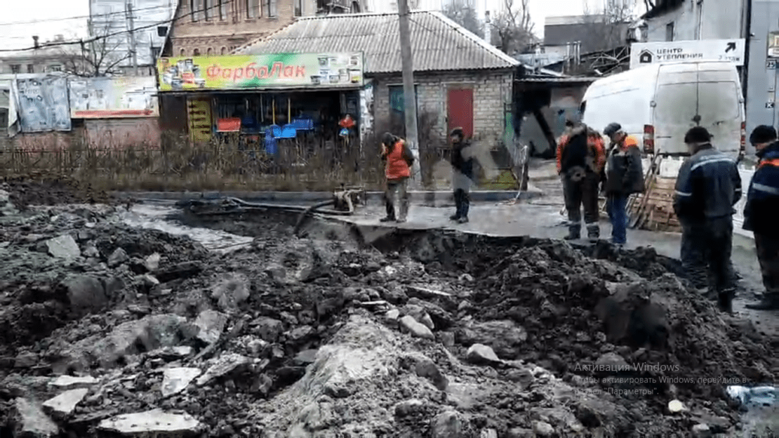 В Днепре возле ТЦ Курчатовский обвал земли. Новости Днепра