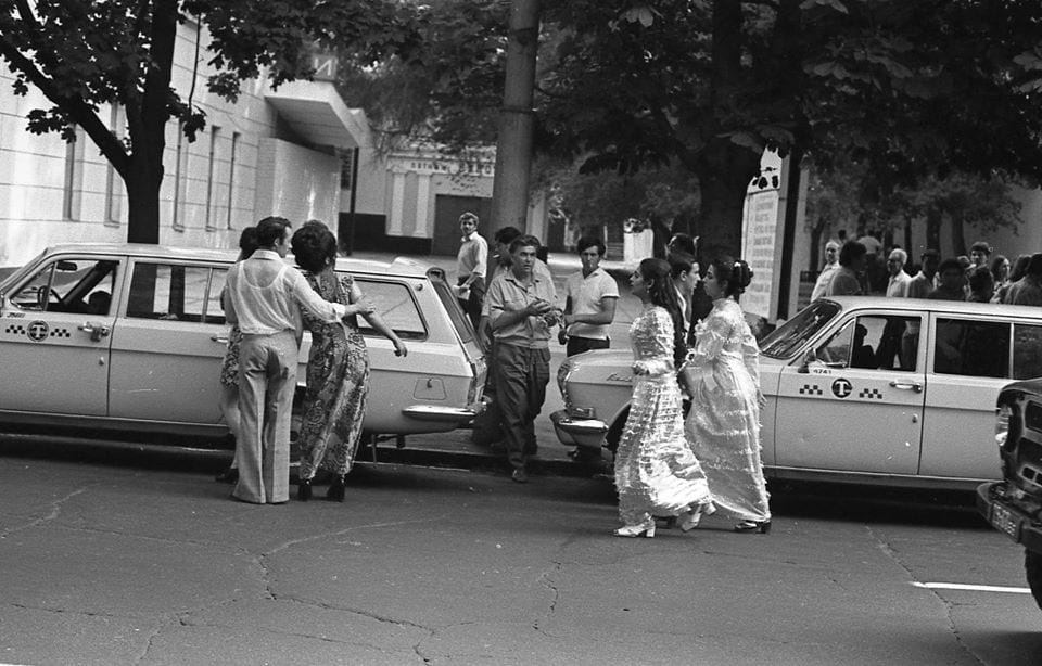 История в фотографиях: как в Днепре праздновали свадьбы