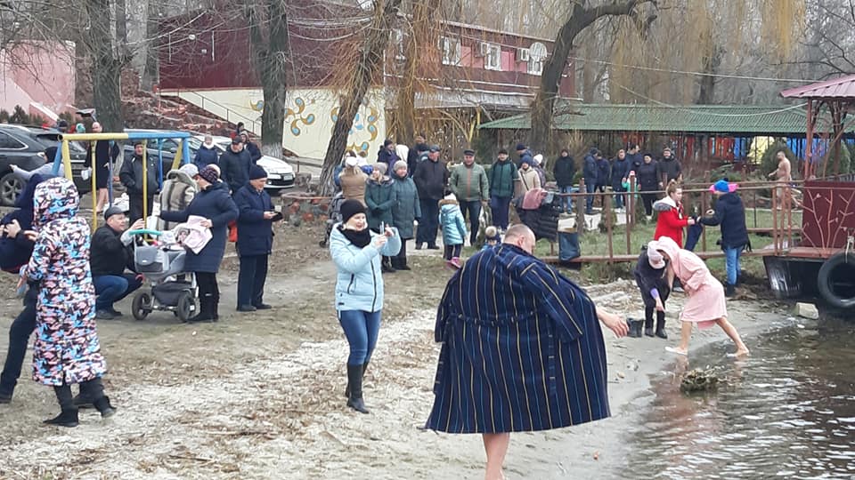  В Днепре горожане массово окунаются на Крещение