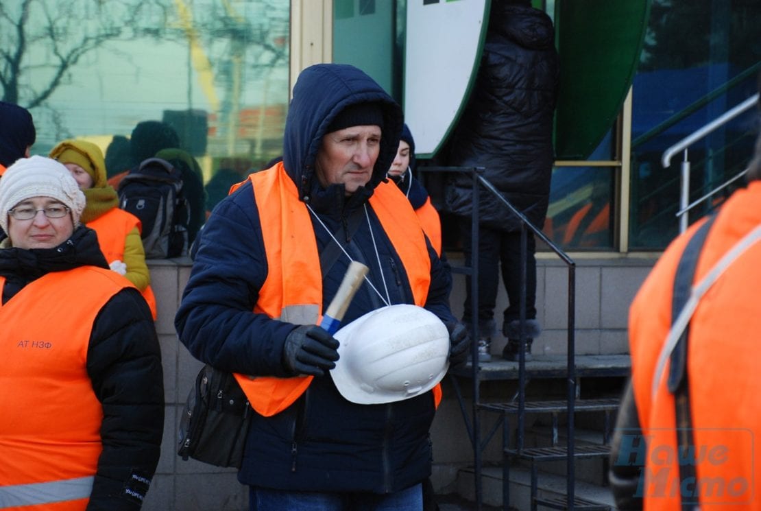 В Днепре «оранжевые жилеты»бунтуют возле Приватбанка. Новости Днепра