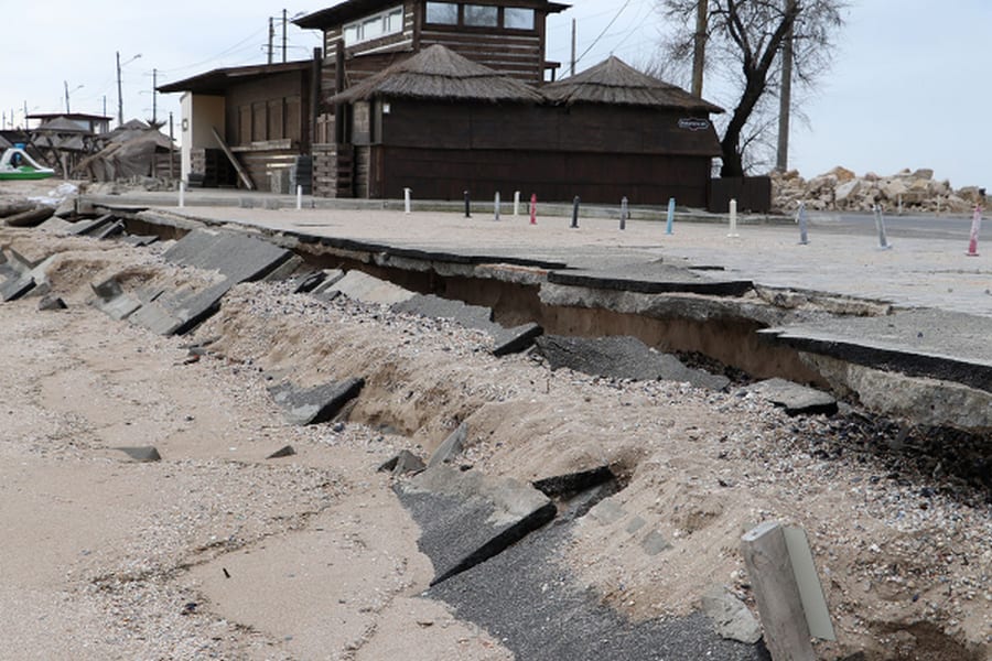 Азовское море съедает косу: местные жители бьют тревогу (Фото)