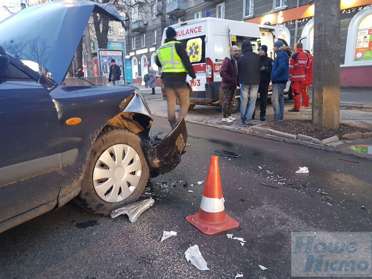 ДТП Днепр: Nissan снес Mazda и скрылся (Фото, видео)