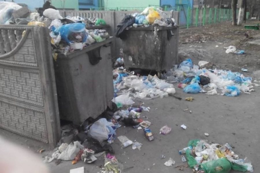 Под Днепром молодая пара обустроила жилище на свалке